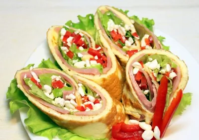 Рулет из омлета с зерненым творогом