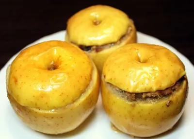Яблоки, фаршированные куриным фаршем с черносливом