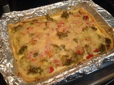 Киш с брокколи и томатами