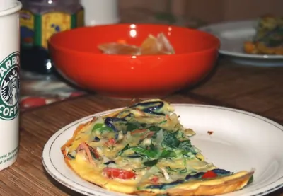 Омлет с морковью, болгарским перцем и луком