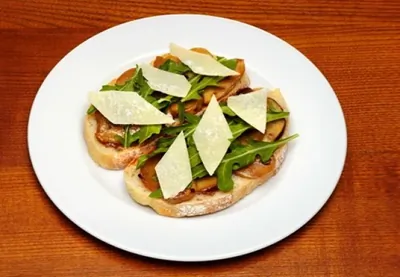 Брускетта с белыми грибами и рукколой