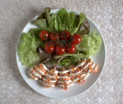 Риет из копченого лосося с соусом из красной икры