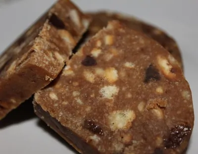 Шоколадная колбаса с изюмом и орехами