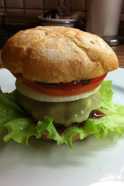 Гамбургеры с овощами и сыром