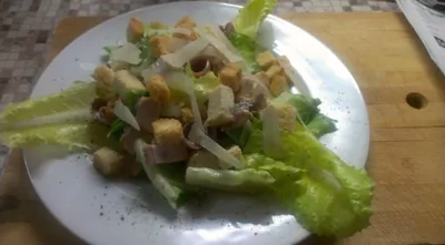 Салат «Цезарь» с куриной грудкой и анчоусами