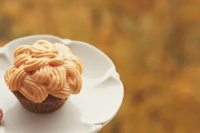 Цельнозерновые капкейки с пряным тыквенным кремом