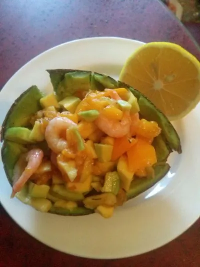 Салат из авокадо и креветок