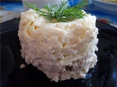 Слоеный мясной салат с луком