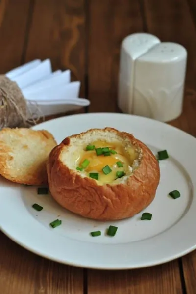 Яичница в булке с ветчиной