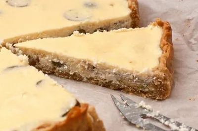 Творожный пирог с фейхоа и клубничным соусом