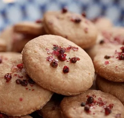 Сырное печенье с розовым перцем