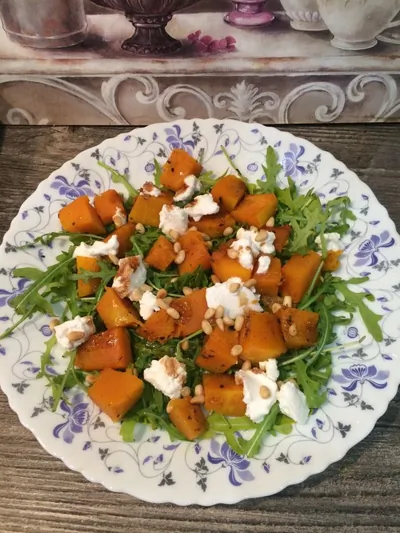Теплый салат с тыквой, рукколой и кедровыми орешками
