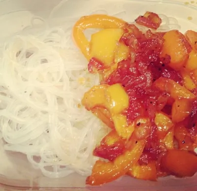 Тушеные перцы в кисло-сладком соусе с фунчозой