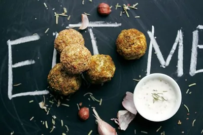 Картофельные шарики с розмарином и чесноком