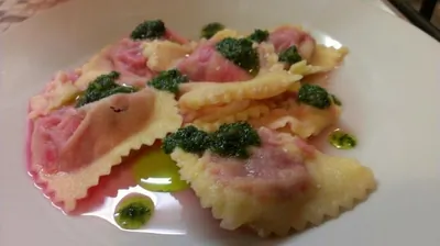 Равиоли со свеклой, рикоттой, пармезаном и чесночным соусом