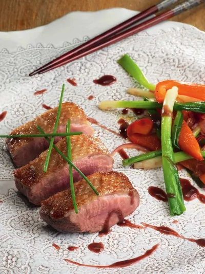 Пряная утка с рагу из зеленого лука и болгарского перца