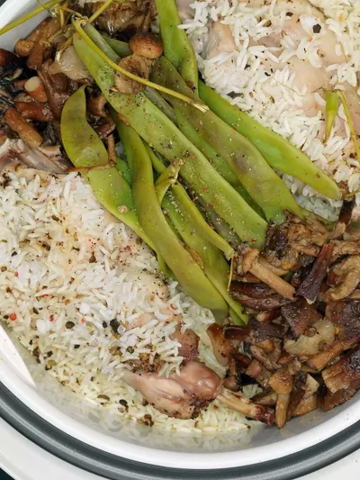 Кролик с опятами, рисом басмати и стручковой фасолью