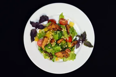 Салат с курицей и персиками