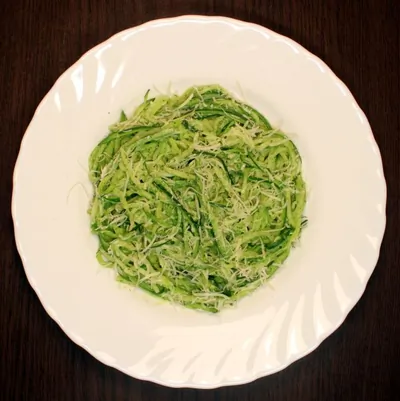 Паста из цукини с йогуртовым соусом