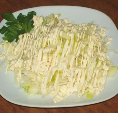 Нежный куриный салат с яичными рулетами