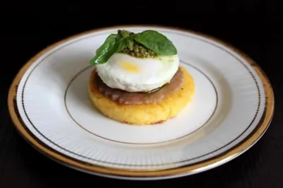 Полента с тунцом, яйцом пашот и соусом песто