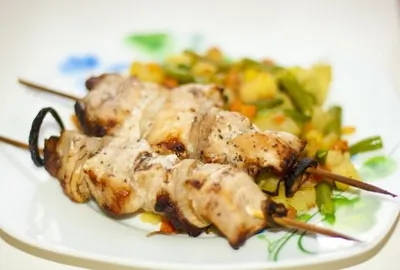 Свинина с луком на шпажках, запеченная в аэрогриле