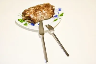 Рулет из говядины с начинкой из бекона и яйца
