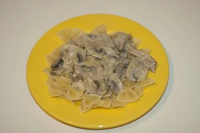 Фарфалле со свининой в грибном соусе