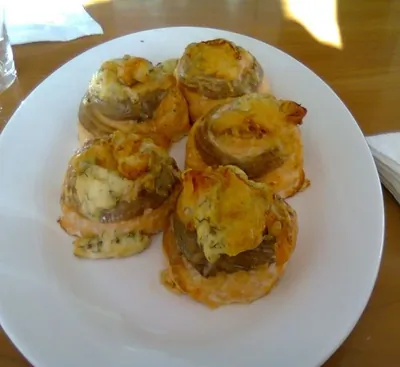 Гратини (рулетики из семги с креветками и сыром, запеченные в духовке)