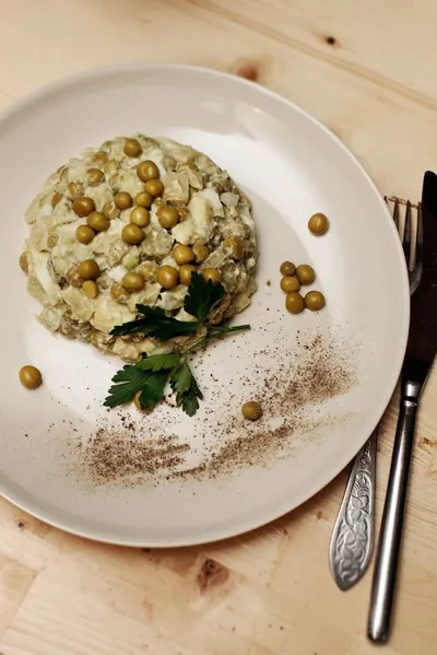 Вегетарианский оливье с авокадо