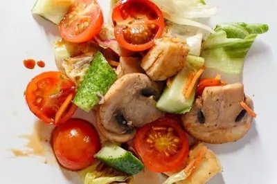 Свежий салат с шампиньонами и адыгейским сыром