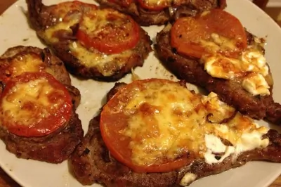 Мясо по французски с луком и помидорами