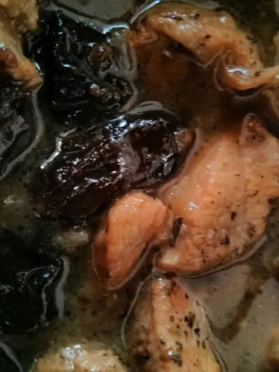 Свинина, тушеная с черносливом и луком