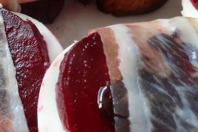 Запеченная свекла с козьим сыром и карамелью из бальзамического уксуса