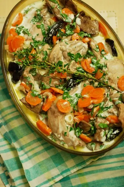 Кролик, тушеный в сметане с травами