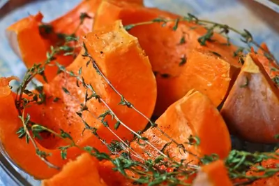 Запеченная тыква с травами