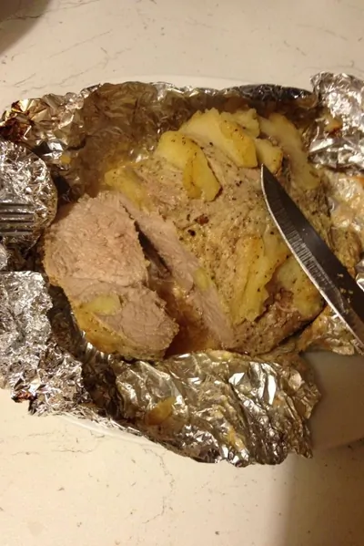 Запеченная свинина, фаршированная яблоками