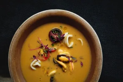 Суп из морепродуктов с вялеными томатами