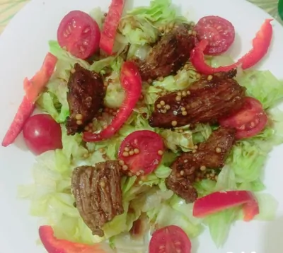 Овощной шеф-салат с говядиной с заправкой из  ингредиентов