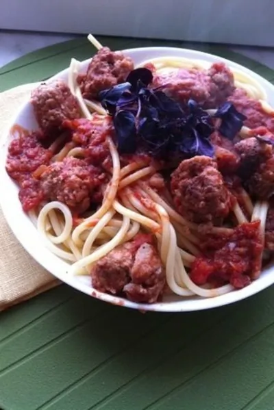 Спагетти болоньезе с тефтелями