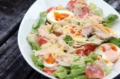 Свежий зеленый салат с курицей, овощами и сыром