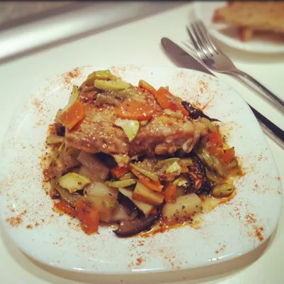 Курица с розмарином под овощами