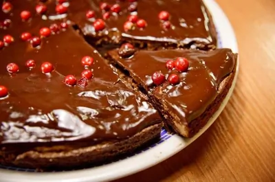 Шоколадный пирог с брусникой