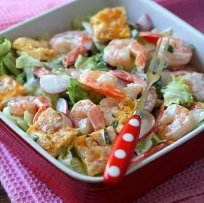Салат с омлетом и креветками