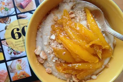 Банановая манная каша с ломтиками манго в сиропе