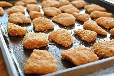 Куриные наггетсы в картофельных чипсах, запеченные в духовке