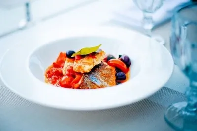 Сибас, припущенный с помидорами черри