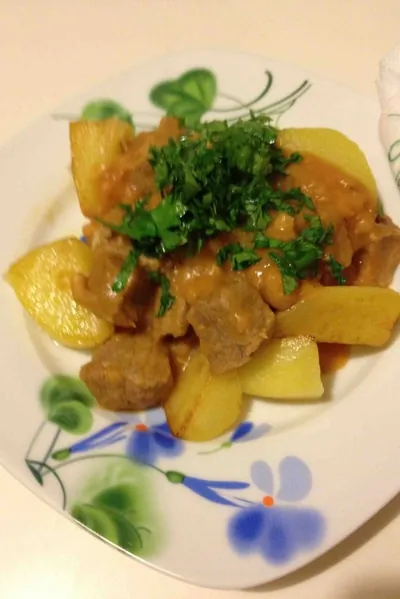 Тушеная говядина с фасолью и зеленью