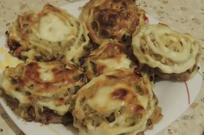 Стожки с фаршем, грибами и тертым картофелем