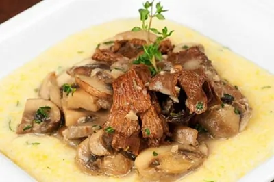 Смесь грибов на подушке из сливочной поленты